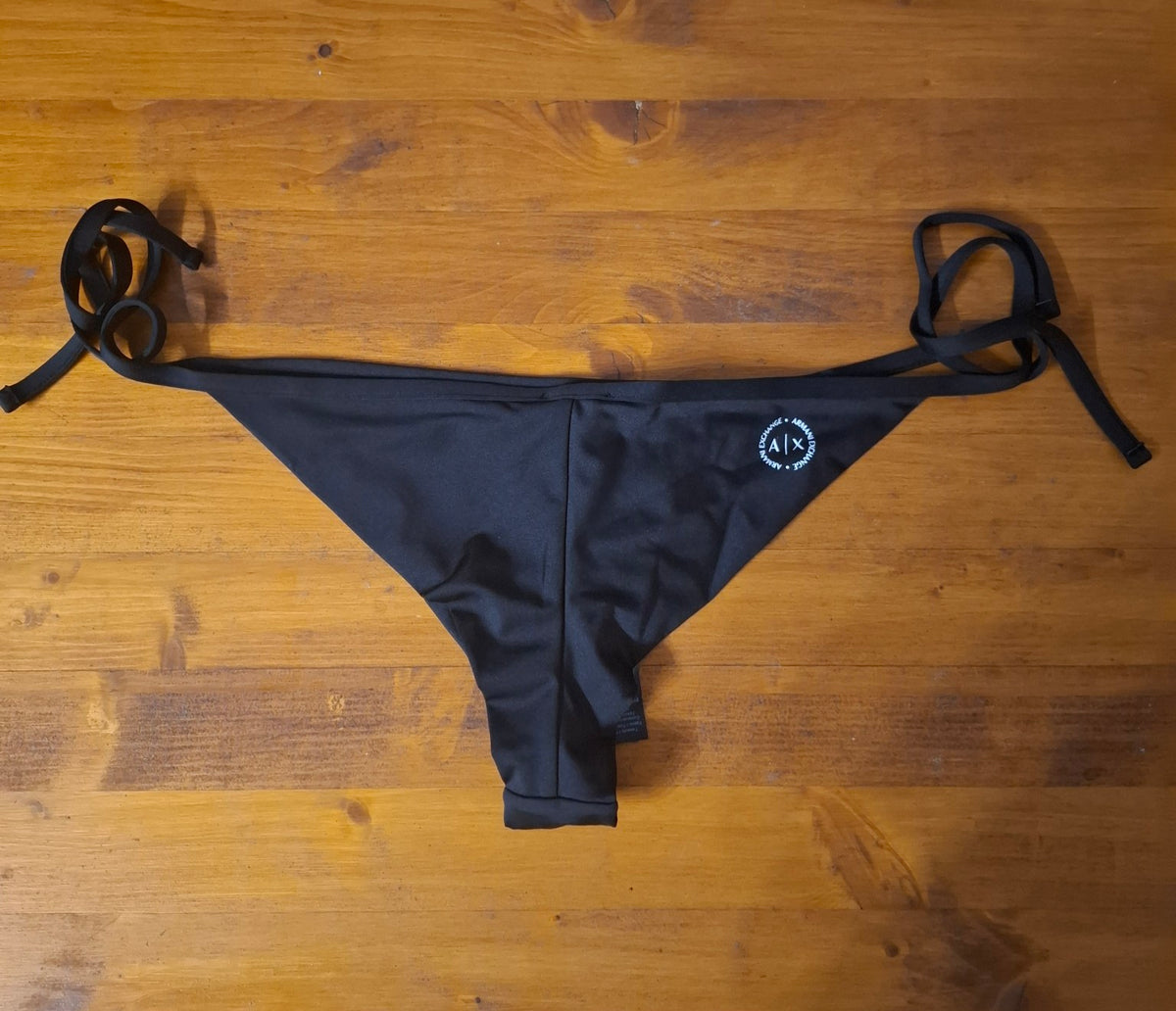 Slip bikini Armani Exchange nero con logo A X e laccetti laterali