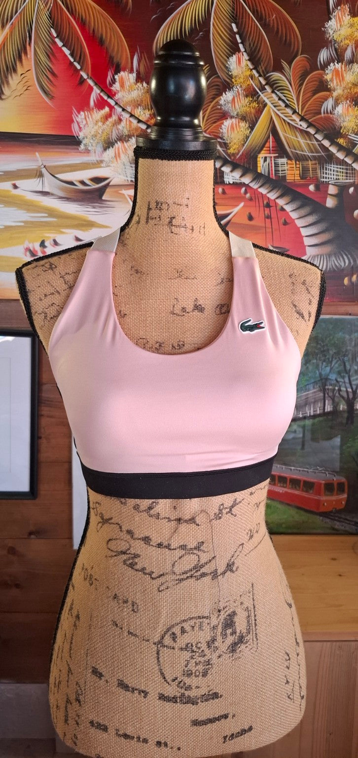 Lacoste Sport top rosa indossato su manichino vista frontale